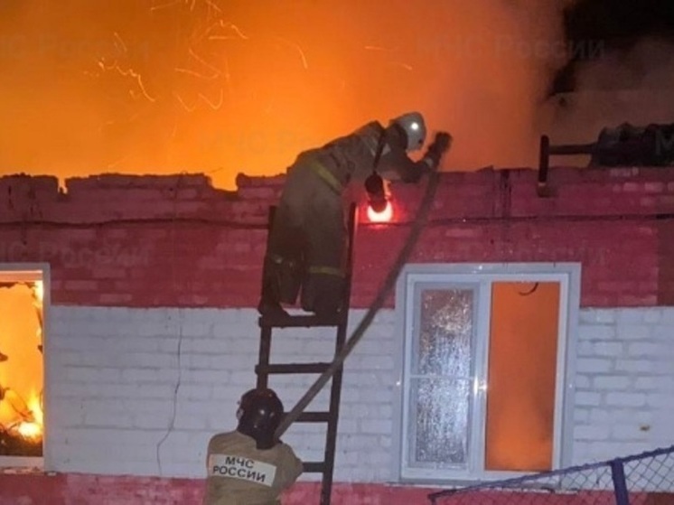 В Новодеревеньковском районе огонь уничтожил квартиру и ещё две повредил