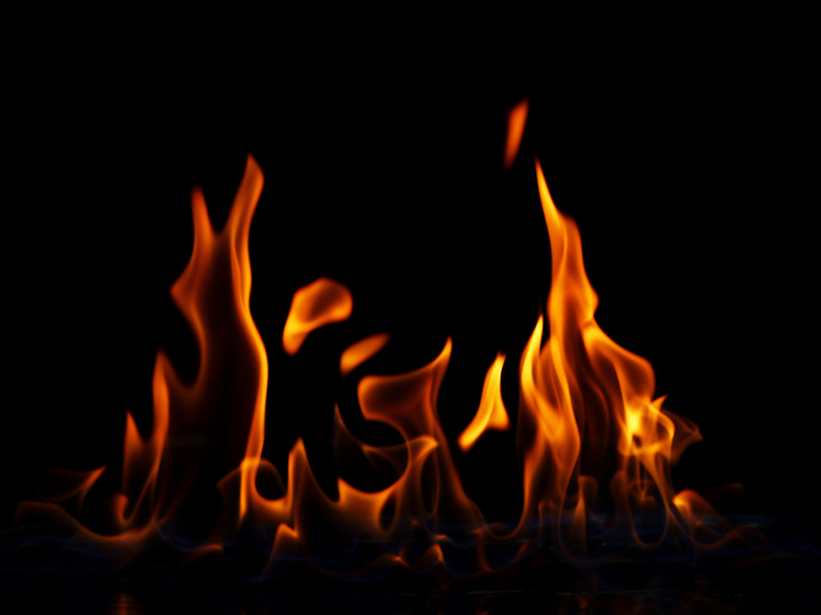 Пять человек стали жертвами мощного пожара в частном доме в Карелии