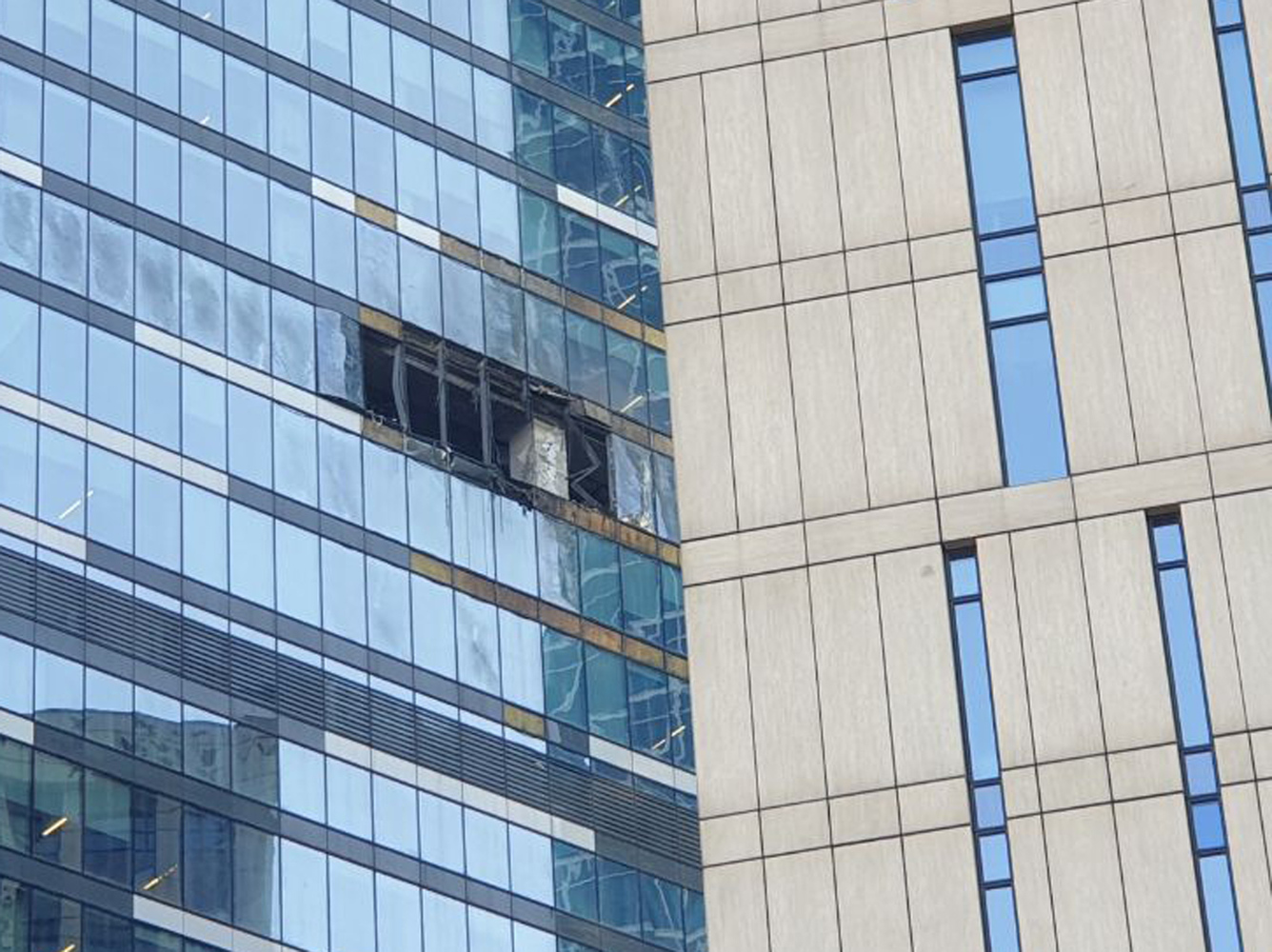 Дрон повредил здание Москва-сити: кадры последствий атаки