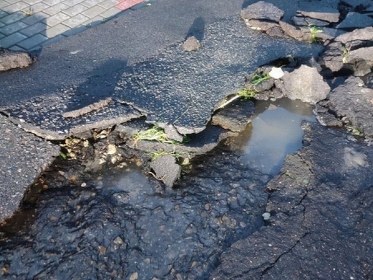 На улице Никитской в Курске смыло асфальт
