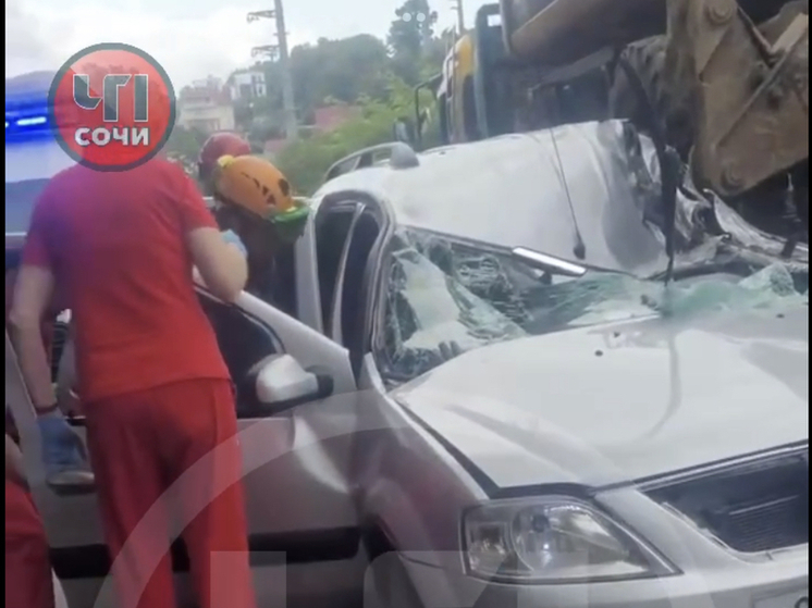 В Сочи водитель «Лады» попал в больницу  после жесткого столкновения с эвакуатором