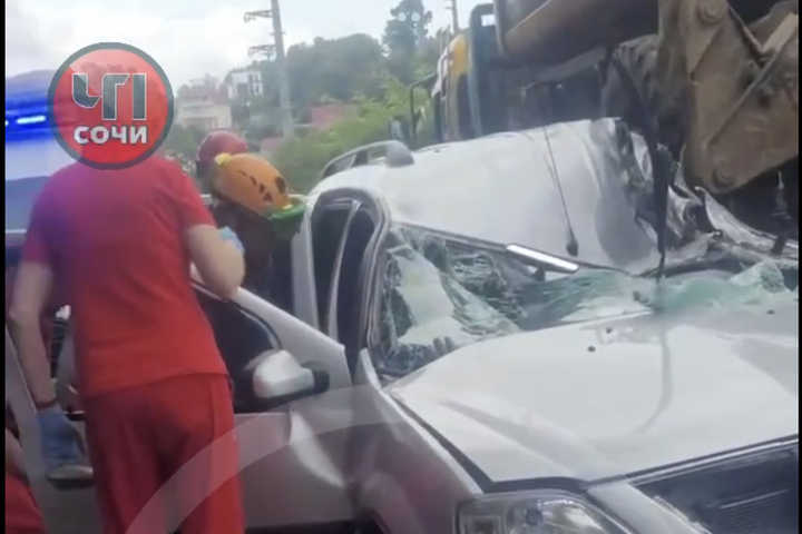 В Сочи водитель «Лады» попал в больницу  после жесткого столкновения с эвакуатором