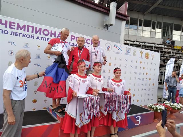 Рекорд России по прыжкам установил 80-летний мурманчанин