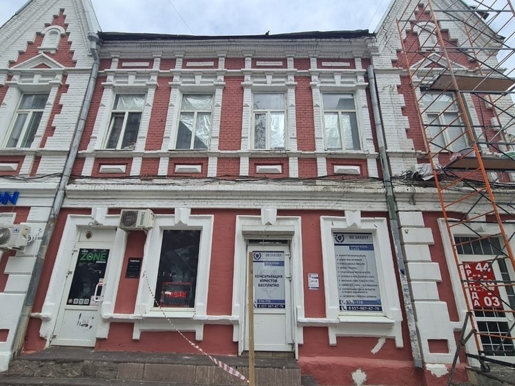В Саратове самовольно перекрасили старинное здание, его владелец оштрафован