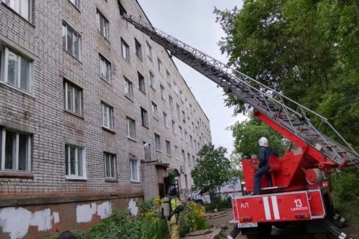 В Сарапуле пожарные спасли из горящего дома 19 человек - МК Ижевск