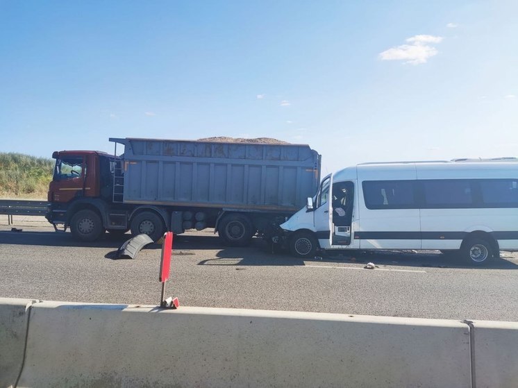 Пять человек пострадали в аварии маршрутки и грузовика в Кочубеевском округе Ставрополья
