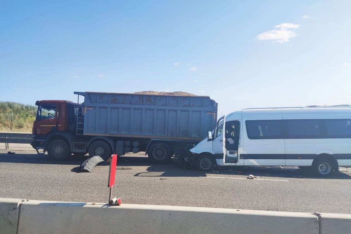 Пять человек пострадали в аварии маршрутки и грузовика в Кочуубеевском округе Ставрополья