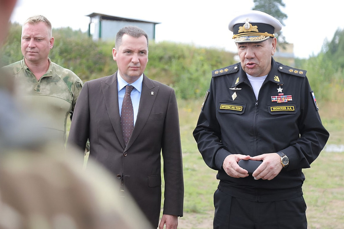 Глава Поморья и командующий Северным флотом Александр Моисеев проверили ход подготовки военнослужащих по контракту
