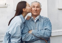 Клинический психолог Татьяна Шорохова сообщила, что человек выбирает партнера намного старше из-за детских травм