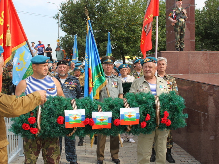 В Красноярске прошли митинг и возложение цветов в честь Дня ВДВ