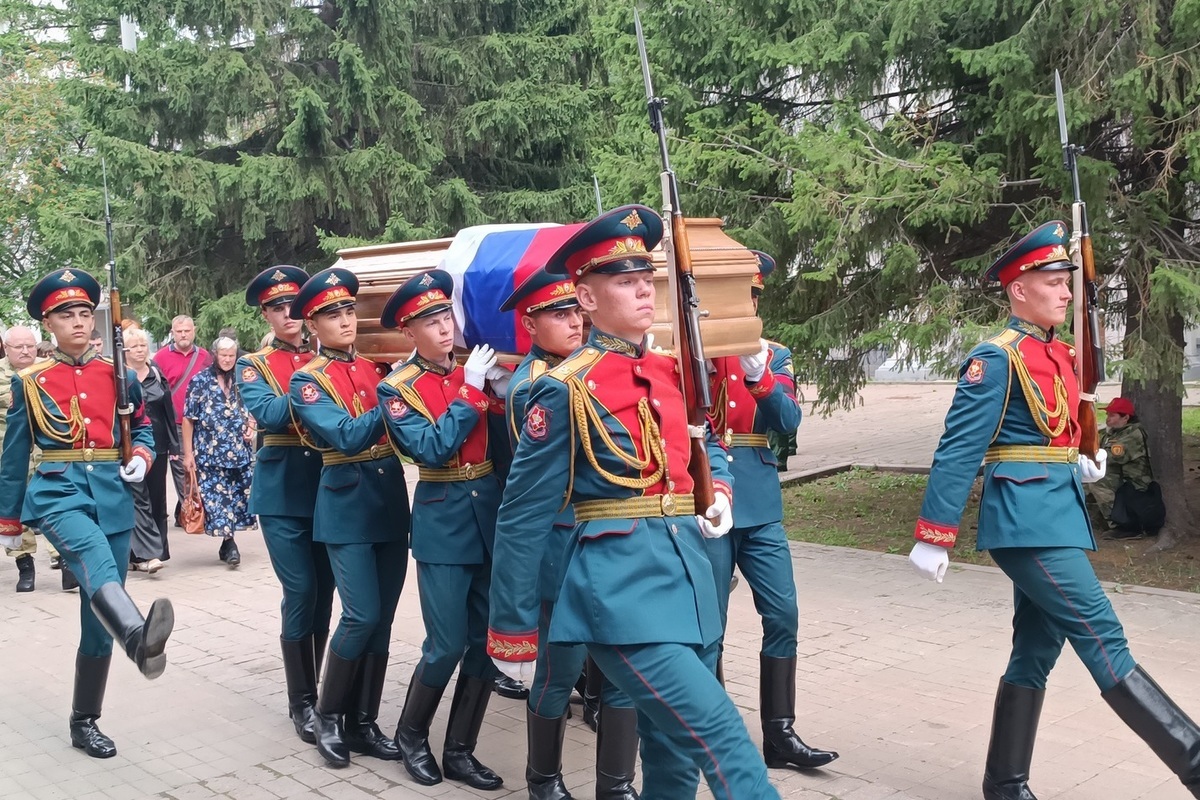 В Екатеринбурге проводили в последний путь военкора Ростислава Журавлева -  МК Екатеринбург