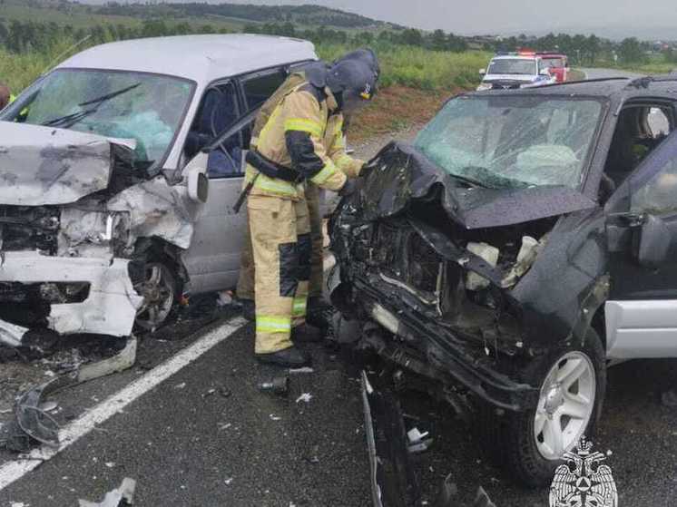 Спасатели вытащили из разбитого на трассе в Забайкалье авто женщину