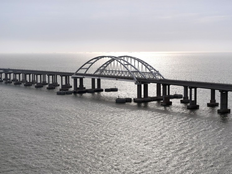 Движение автомобилей по Крымскому мосту временно приостановили