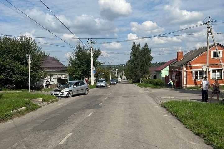 В Орловской области при столкновении двух авто пострадали три человека