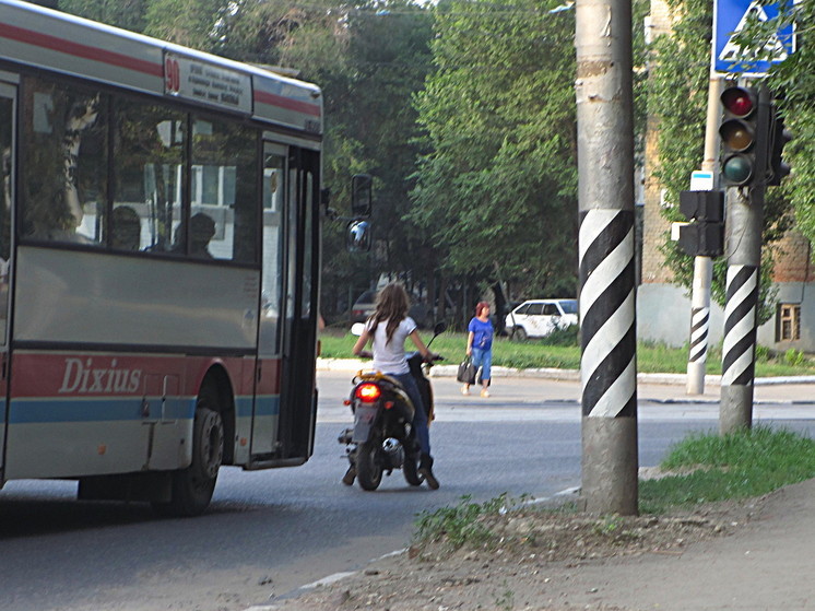 Под Саратовом мальчик с другом опрокинули скутер во время езды