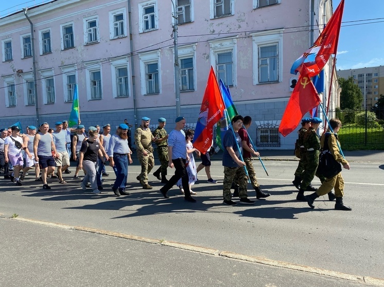 Колонна десантников прошлась с песнями по архангельской набережной