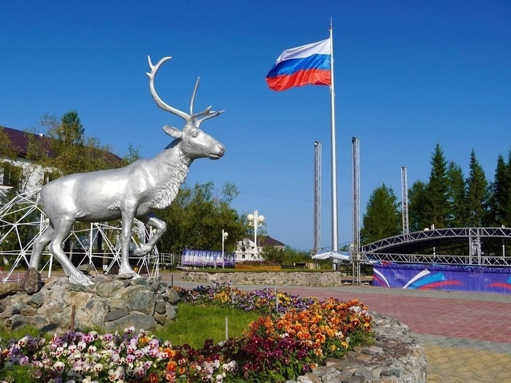 В Аксарке на 22-метровой высоте подняли флаг России