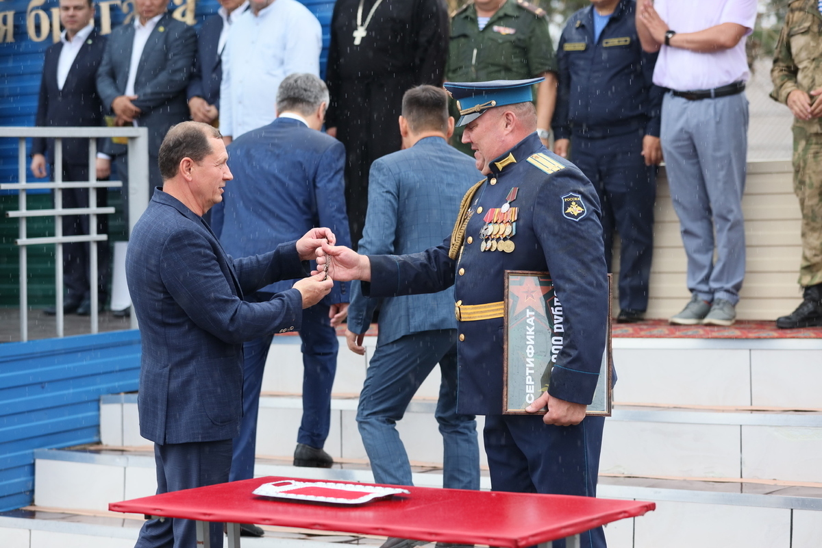 Мэр Улан-Удэ передал автомобиль 11-й отдельной гвардейской  десантно-штурмовой бригаде - МК Улан-Удэ