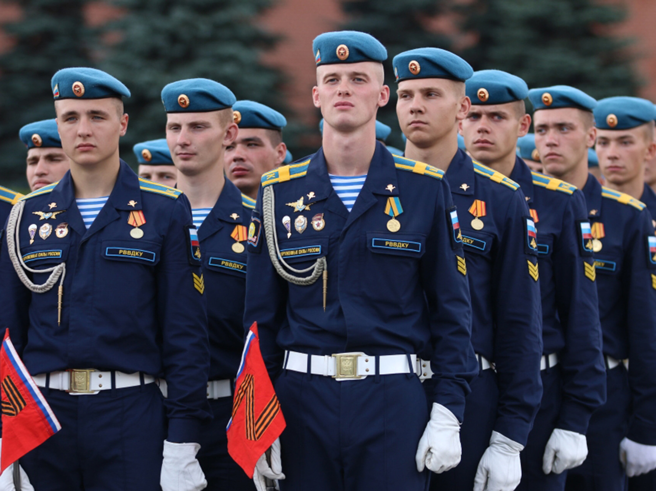 Российские десантники в День ВДВ вышли с иконами на Красную площадь