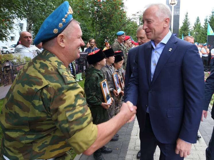 Губернатор Владимир Мазур поздравил томских десантников с Днём ВДВ