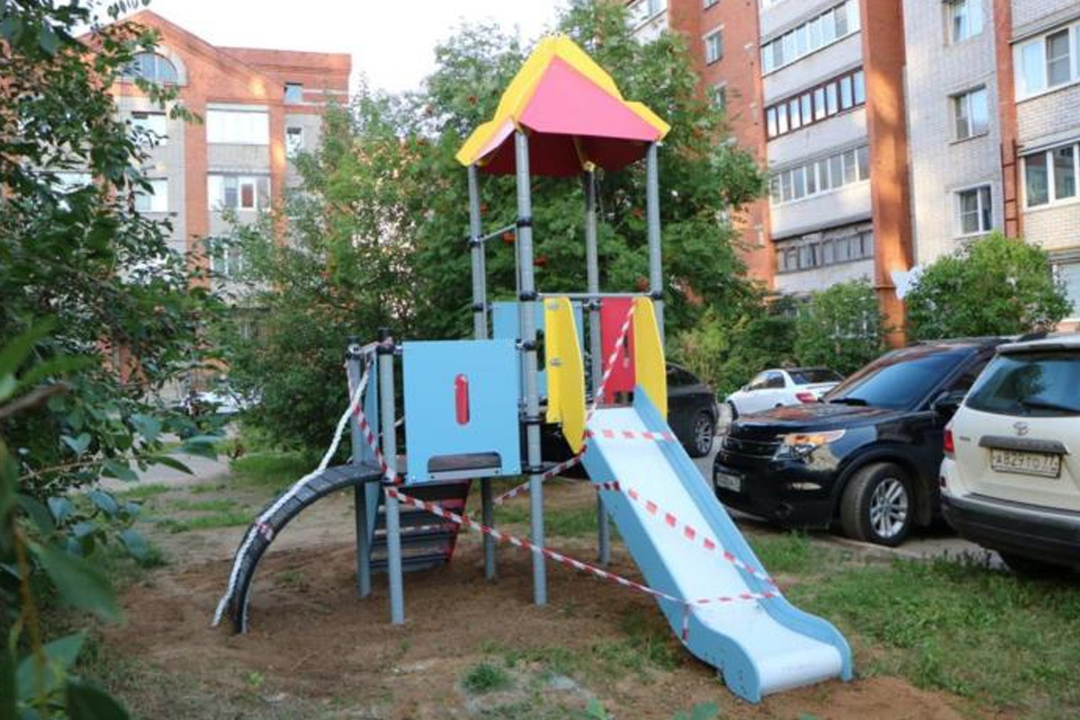 В микрорайоне Авдотьино города Иваново обновляется оборудование на детской площадке