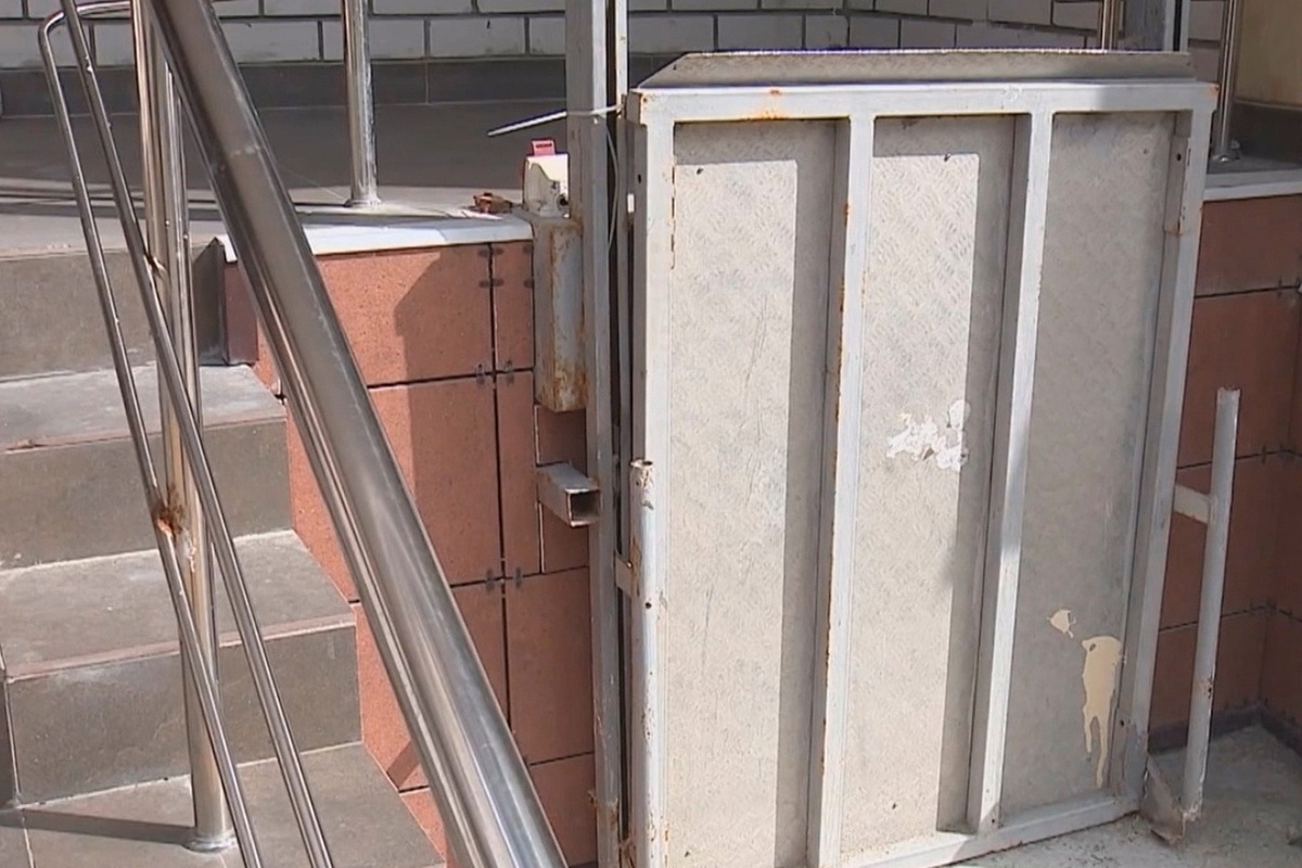 Инвалид через суд добился ремонта электроподъемника в брянской многоэтажке