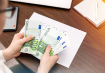 Курс евро на Мосбирже впервые с 20 июля поднялся выше 102 рублей. Финансовый аналитик Дмитрий Голубовский рассказал «МК в Питере», какие изменения могут произойти на валютном рынке в ближайшее время.