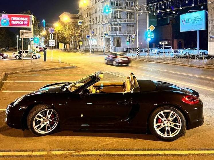 В Новосибирске Porsche угодил в огромную яму на центральной улице