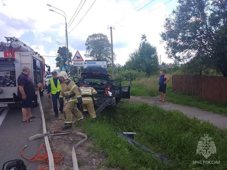 Спасатели деблокировали пострадавших в ДТП на трассе М-10 в Крестецком районе