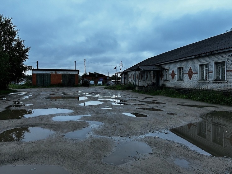 Разбитые дороги и площадь вызывают негодование у жителей старинного города Карелии