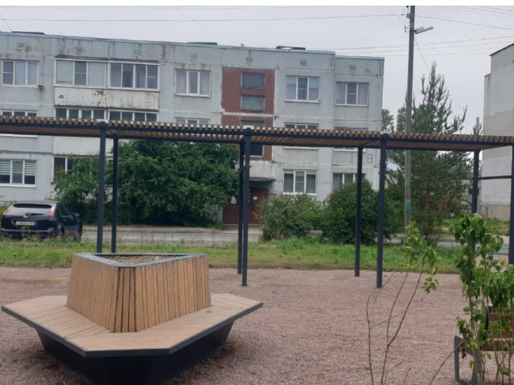 На общественной площадке в Больших Тайцах установили лавочки, качели и горки
