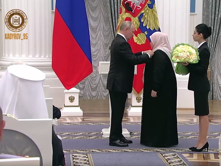 Владимир Путин вручил орден Почета матери Рамзана Кадырова