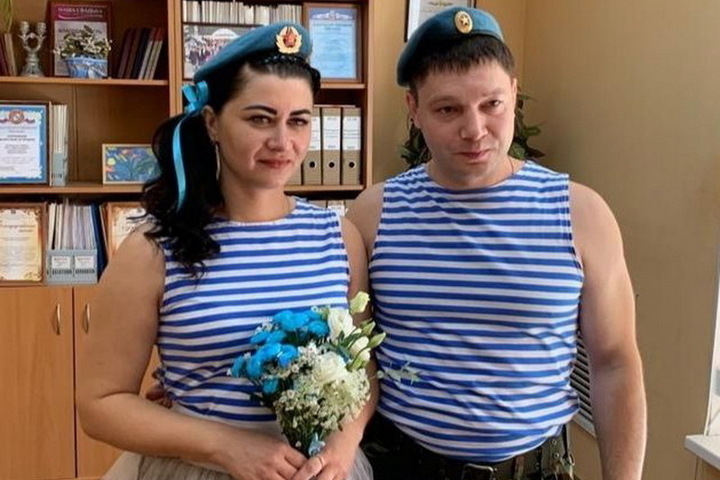 В Курской области в День ВДВ сыграли свадьбу в тельняшках