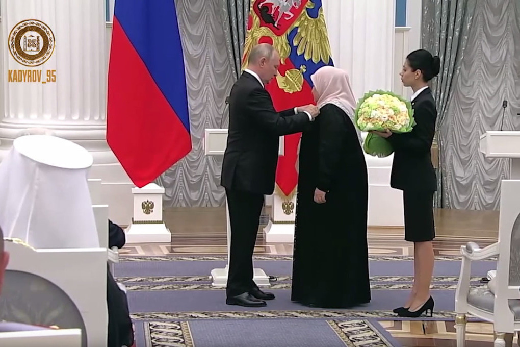 Владимир Путин вручил орден Почета матери Рамзана Кадырова