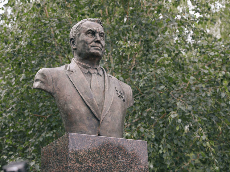 В Московском парке Победы открыли памятник академику РАН Игорю Спасскому