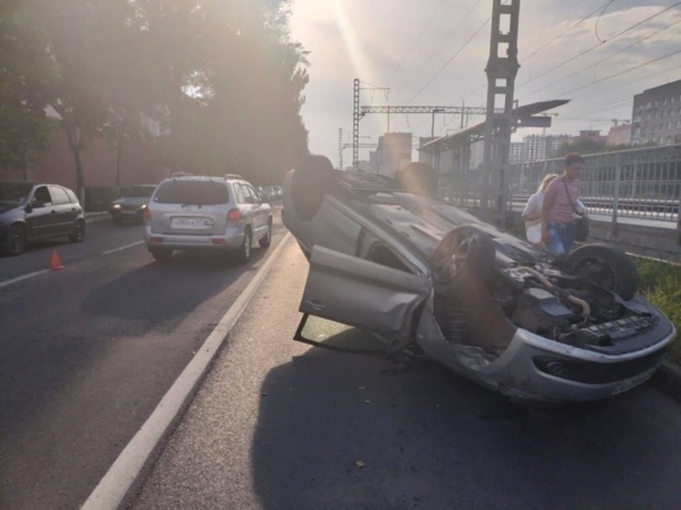 В Ростове «Фольксфаген» опрокинулся на крышу после ДТП на Нансена