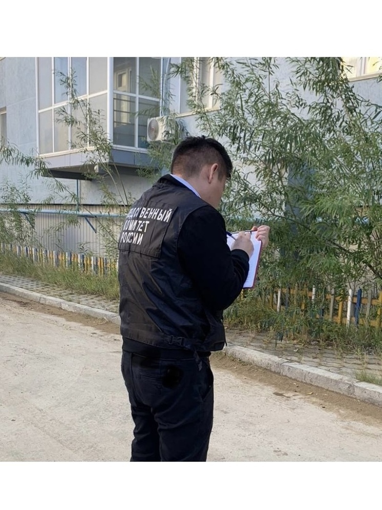 В Якутcке во дворе жилого дома обнаружили труп девушки