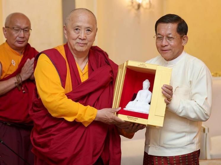Премьер-министр Мьянмы подарил ламам из Бурятии копию мраморной статуи Будды