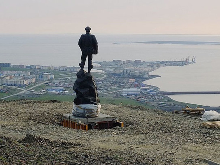 Памятник Олегу Куваеву установили на сопке рядом с Певеком