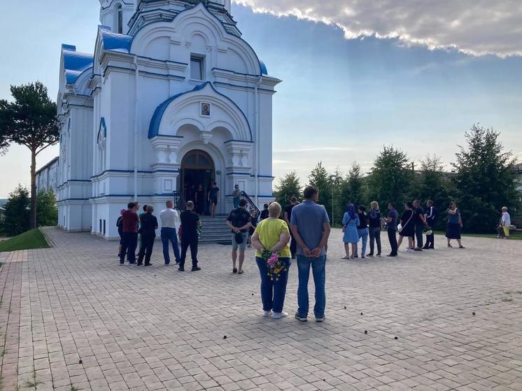 В Новосибирской области началось прощание с погибшим в коллекторе 9-летним мальчиком