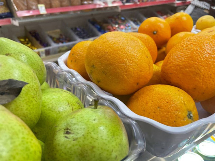 Около 350 тонн продуктов доставили в Певек два судна из Приморья