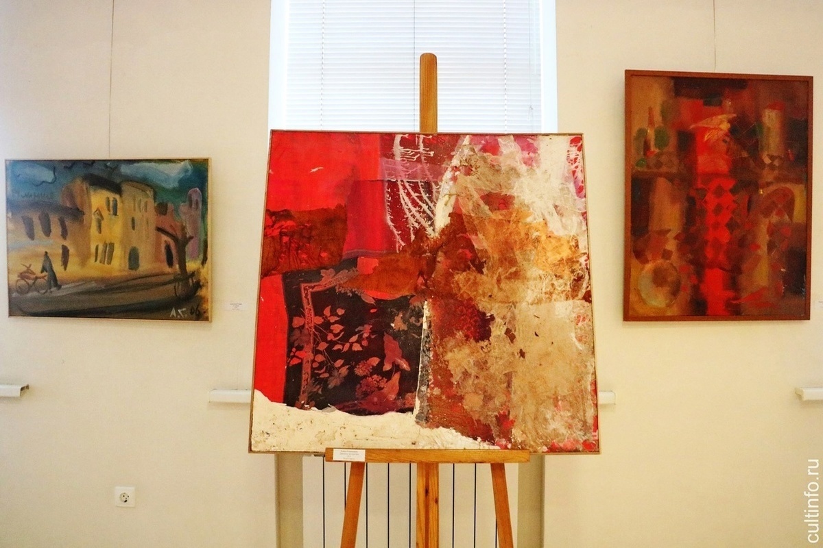 Вологжане до сентября могут посетить выставку к 20-летию галереи «Красный мост»