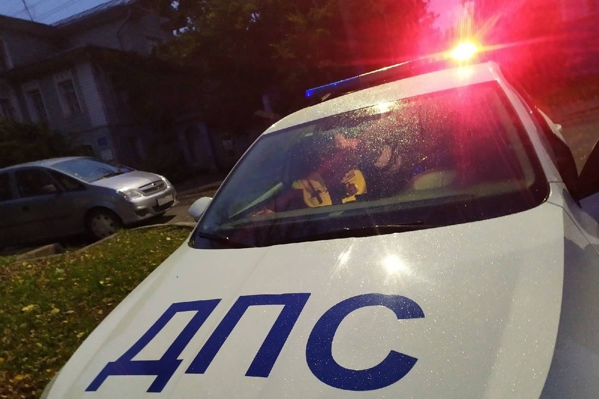 Пьяный водитель на угнанной машине врезался в фонарный столб в Вологде