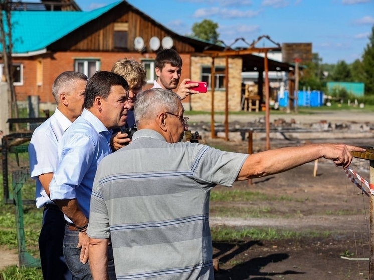 Евгений Куйвашев встретился с погорельцами свердловского села