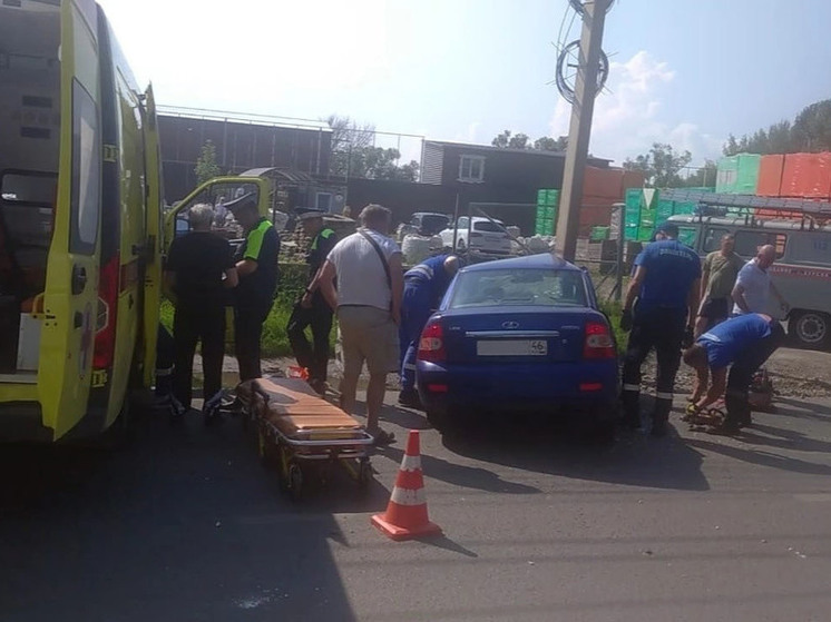 В Курске на улице Пост Кривец в ДТП с КАМАЗом и легковушкой пострадала 67-летняя женщина