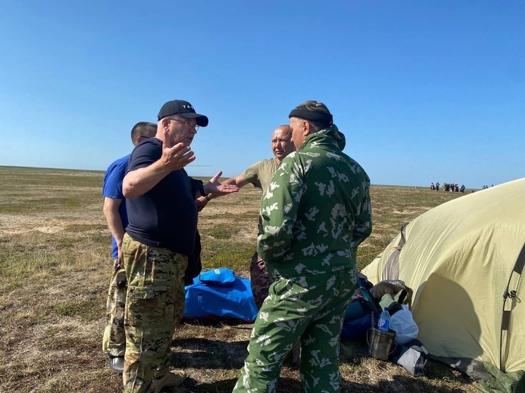 Глава Ямальского района в тундре встретился с семьями бойцов СВО и поискал пугающего людей белого медведя