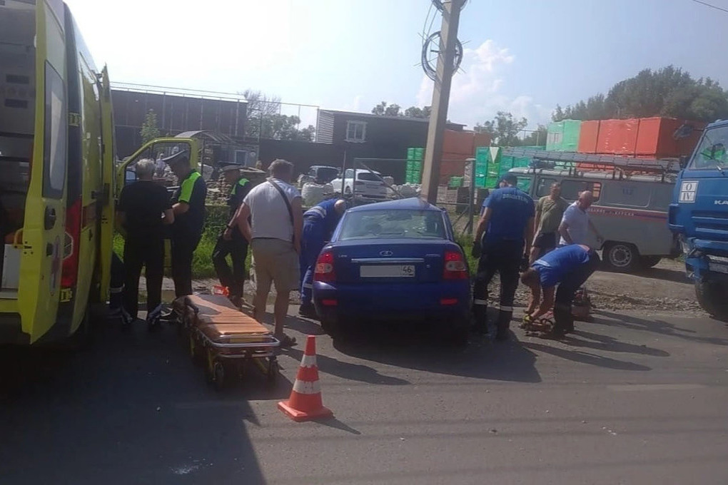В Курске на улице Пост Кривец в ДТП с КАМАЗом и легковушкой пострадала 67-летняя женщина