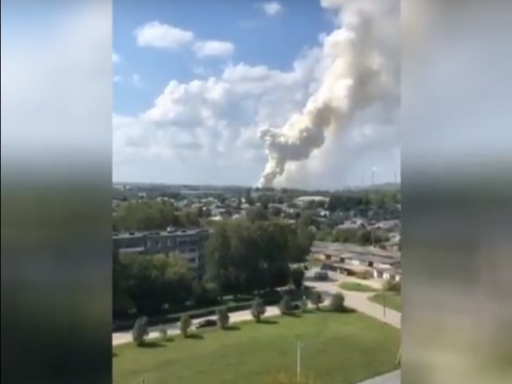 В Подмосковье горит цех завода по производству кислородных аккумуляторов