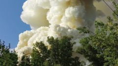В Воскресенском районе Подмосковья очевидцы сняли на видео огромный столб дыма