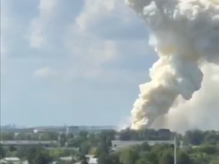 Очевидцы пожаловались на химический запах в районе пожара в Воскресенске